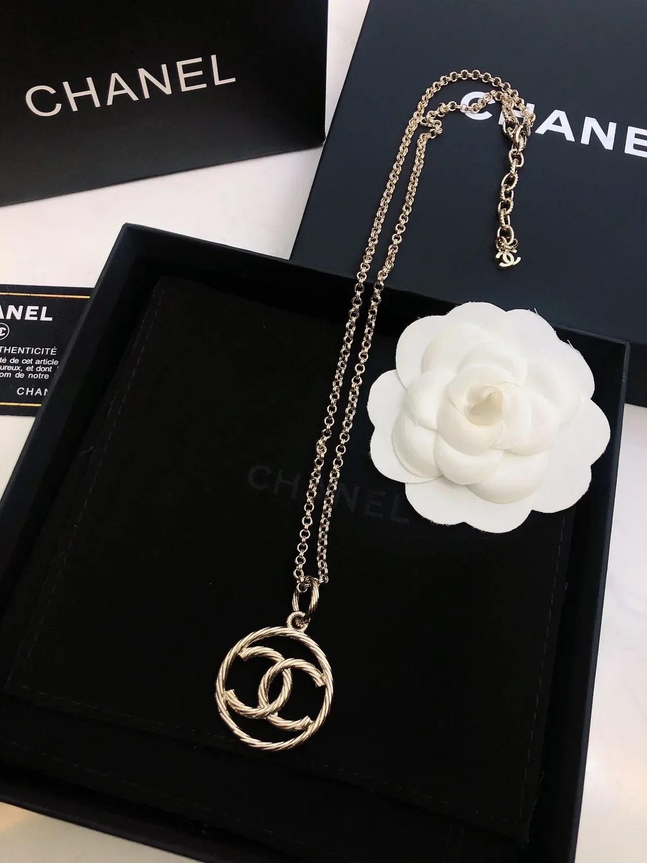Collier Chanel CC Pendentif Chaîne Dorée Blanche Tordue 3