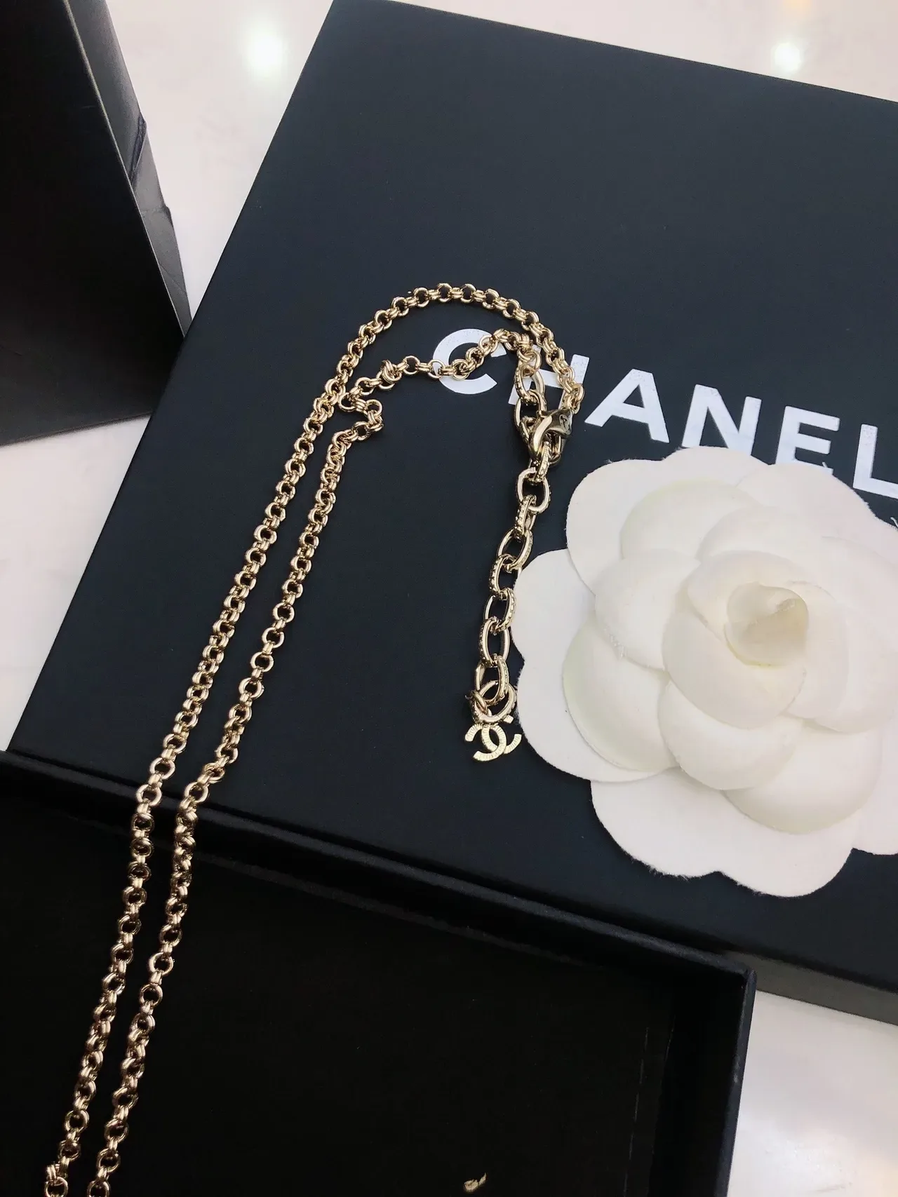 Collier Chanel CC Pendentif Chaîne Dorée Blanche Tordue 4