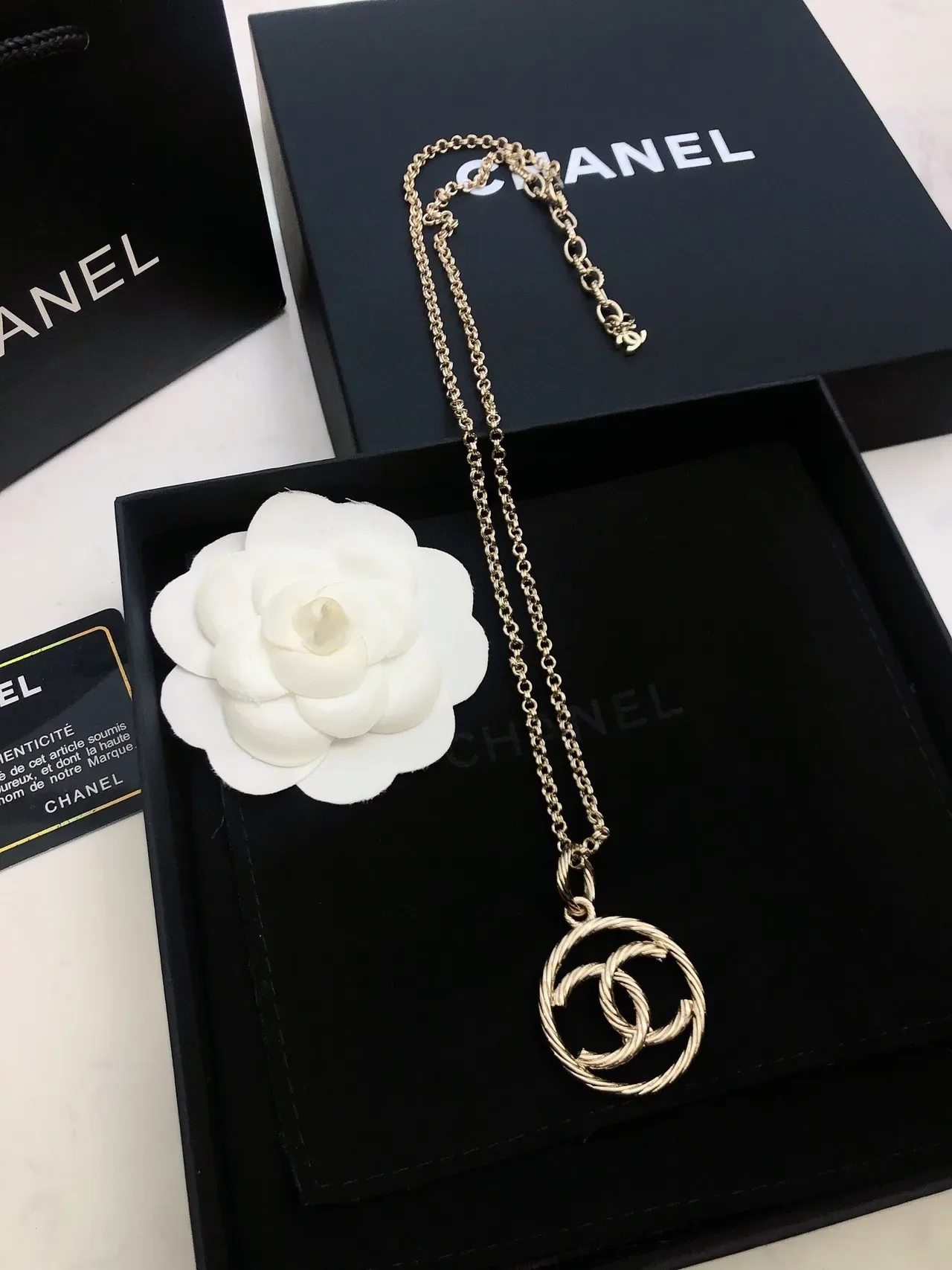 Collier Chanel CC Pendentif Chaîne Dorée Blanche Tordue 5