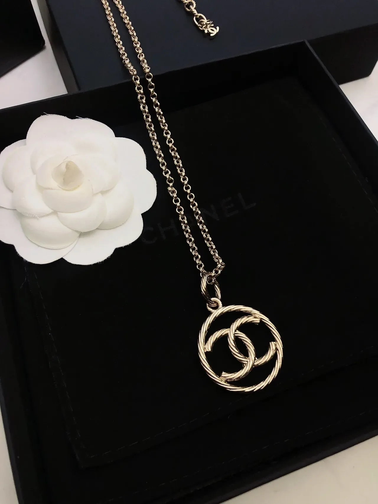 Collier Chanel CC Pendentif Chaîne Dorée Blanche Tordue 6
