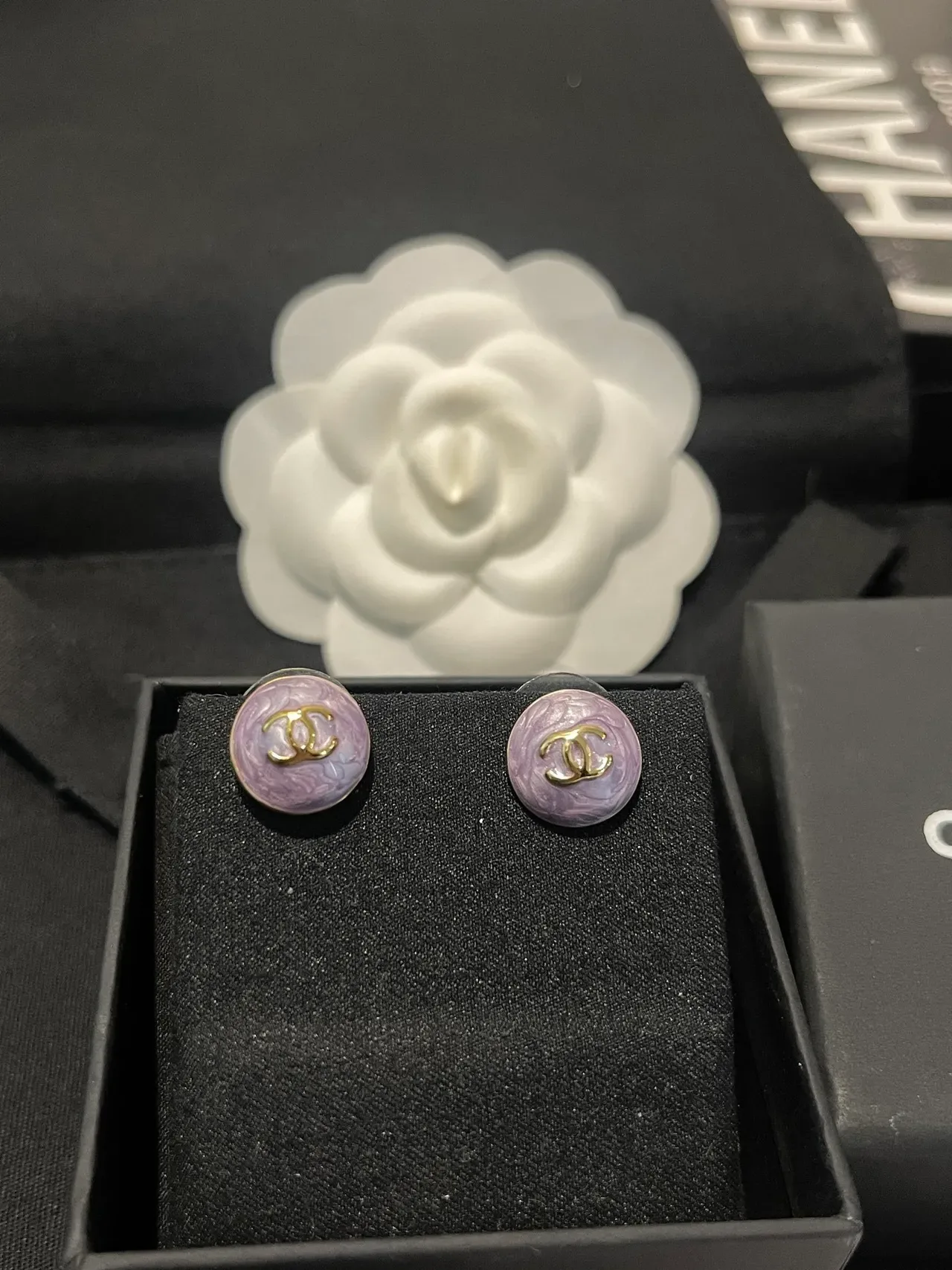 Chanel CC Boucles d'oreilles Stud Violet Doré Ronde Émaillé 2