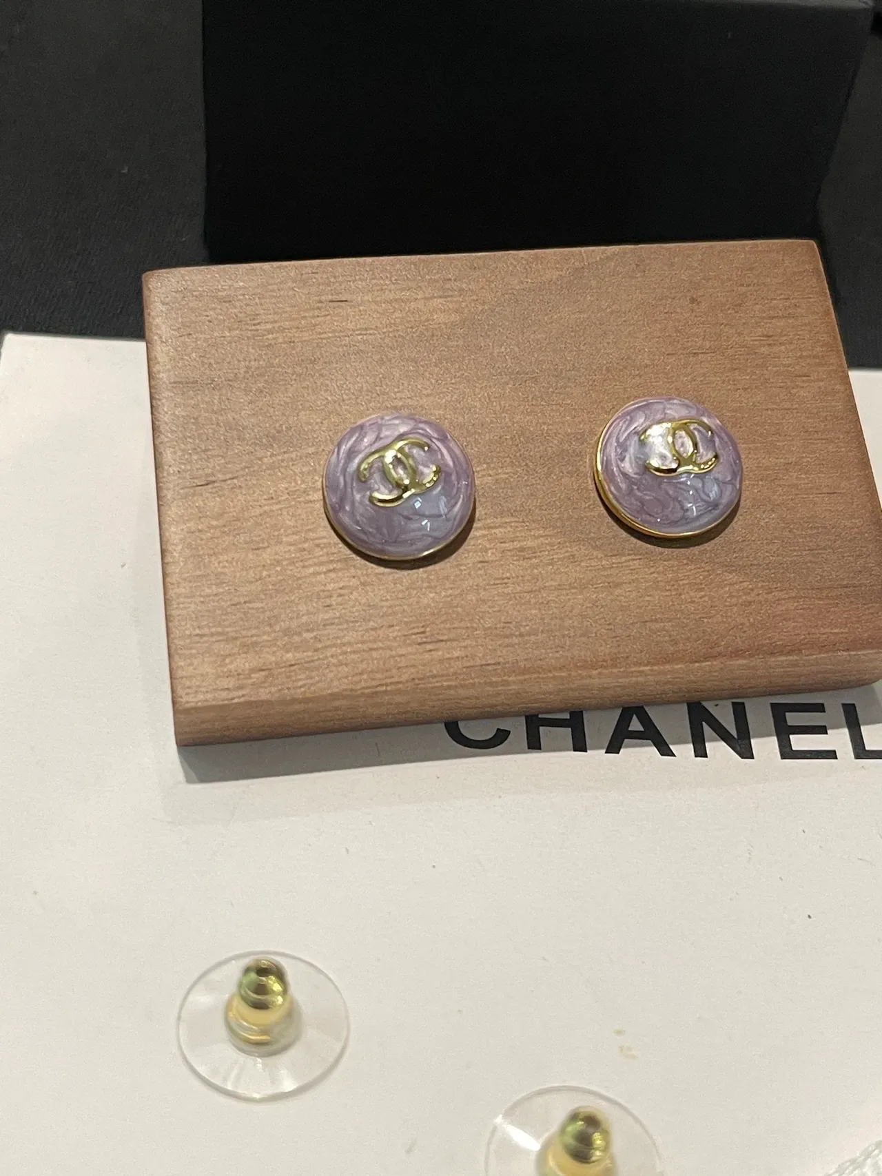 Chanel CC Boucles d'oreilles Stud Violet Doré Ronde Émaillé 4