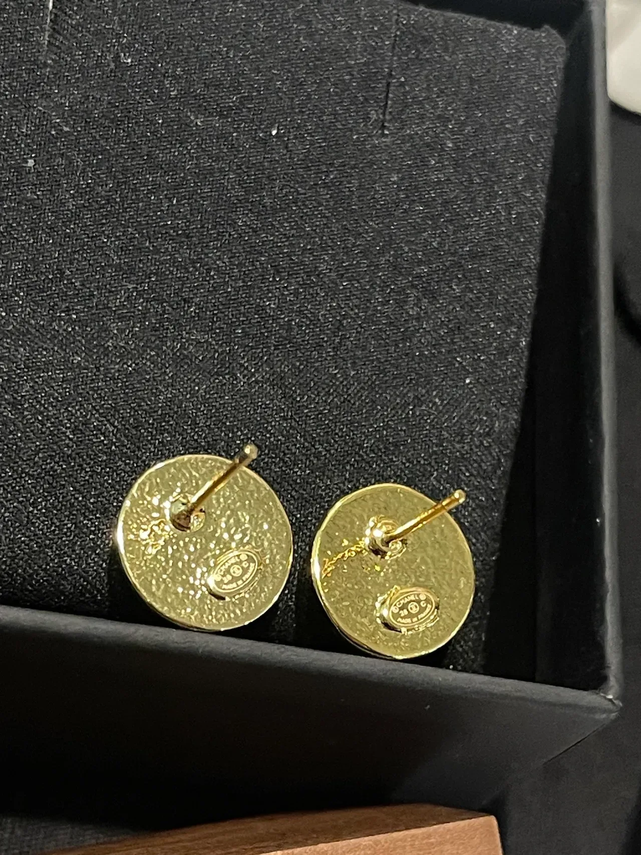 Chanel CC Boucles d'oreilles Stud Violet Doré Ronde Émaillé 5