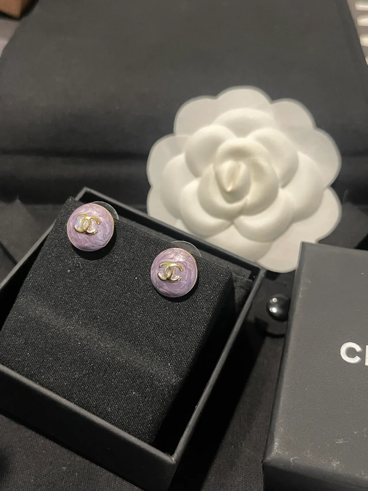 Chanel CC Boucles d'oreilles Stud Violet Doré Ronde Émaillé 12