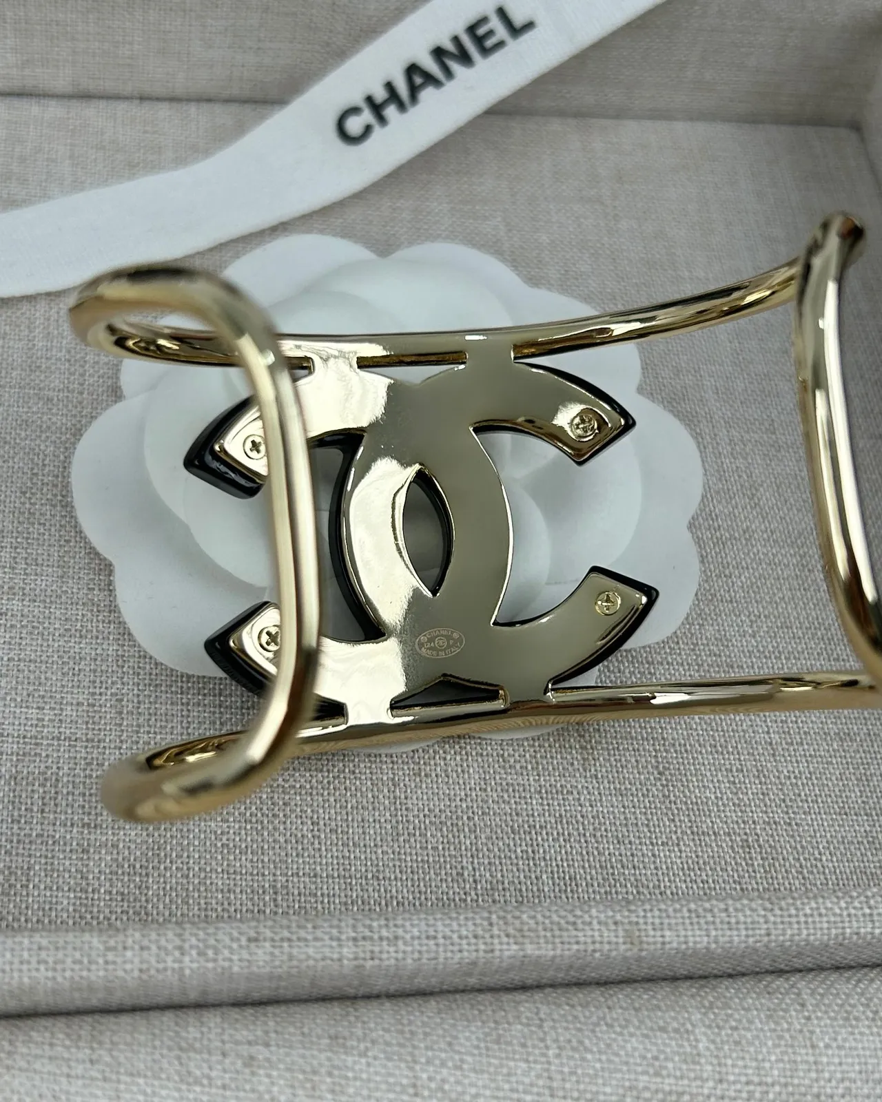 Chanel Classic Flap Bolsa Preta Dourada Acolchoada com Costura de Diamante CC Turn-Lock Fechamento 2