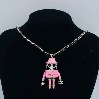 Chanel Girl पिंक गोल्ड एनामेल फिगरिन पेंडेंट क्विल्टेड हट डिटेल नेकलेस