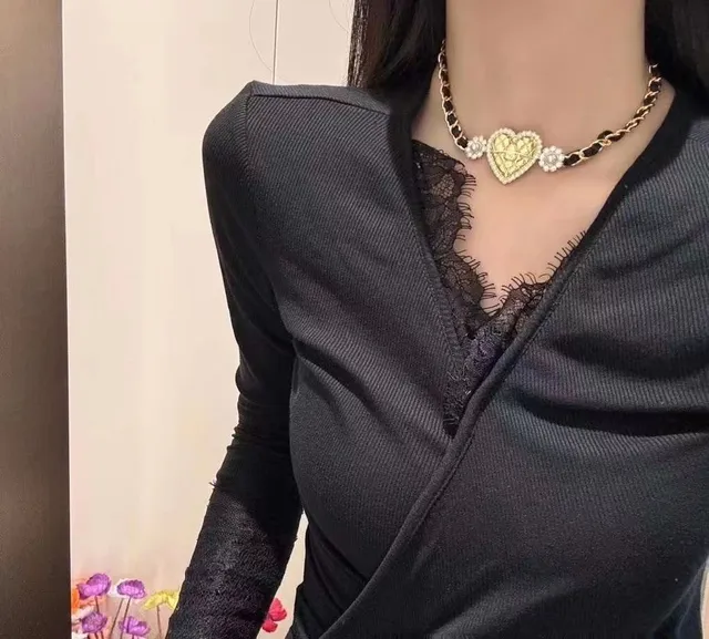 شانيل ذهبي أسود مخمل قلب معلق لؤلؤ وزخارف كريستال قلادة 2