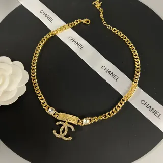 Chanel सोने की कर्ब चेन क्रिस्टल CC पेंडेंट चोकर नेकलेस