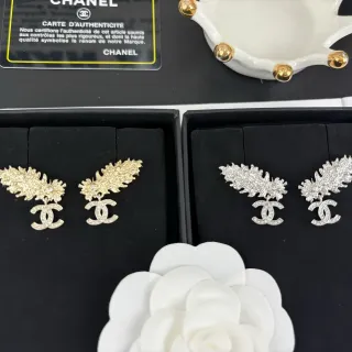 Chanel पत्ती प्रतीक क्रिस्टल ड्रॉप ईयररिंग्स