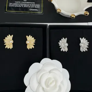 Chanel 叶形珍珠耳钉