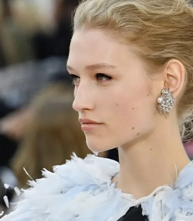Chanel Leaf Motif Pearl Stud Earrings 8