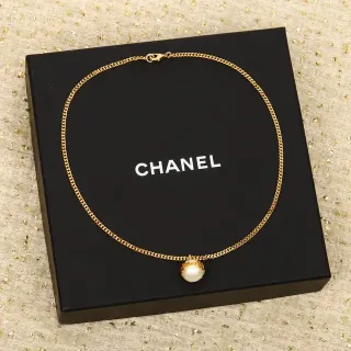 Chanel Pearl Necklace Gold Beige Curb-Link Chain Single Cultured Pendant Necklace