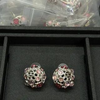 Chanel 粉红色球形穹顶镂空格子耳环