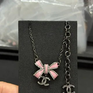 Chanel 粉色银色珐琅蝴蝶结坠饰水晶镶边项链