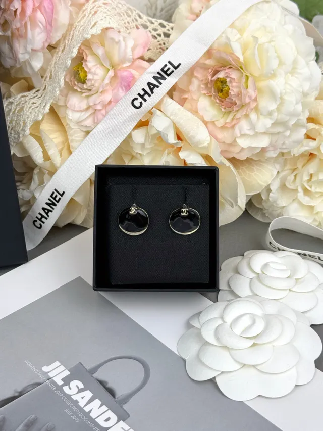 Chanel Boucles d'oreilles circulaires en dôme émaillé rouge noir avec bordure métallique dorée 2