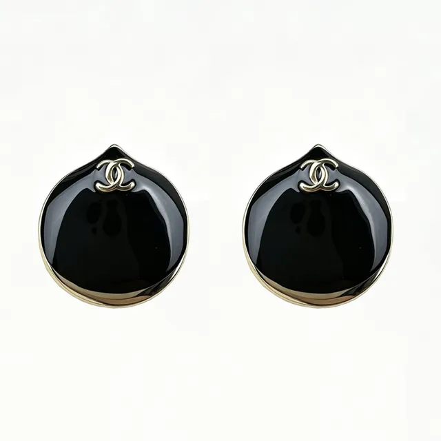 Chanel Boucles d'oreilles circulaires en dôme émaillé rouge noir avec bordure métallique dorée 3