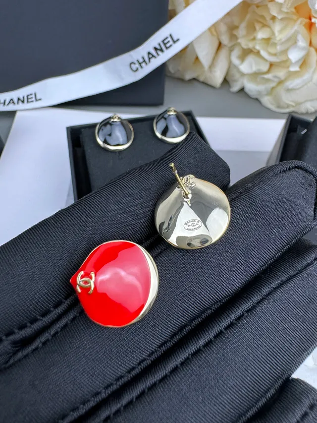 Chanel Boucles d'oreilles circulaires en dôme émaillé rouge noir avec bordure métallique dorée 5