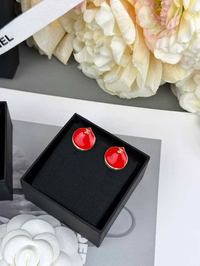 Chanel Boucles d'oreilles circulaires en dôme émaillé rouge noir avec bordure métallique dorée 6