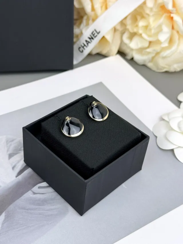 Chanel Boucles d'oreilles circulaires en dôme émaillé rouge noir avec bordure métallique dorée 7