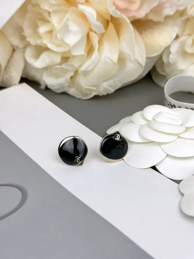 Chanel Boucles d'oreilles circulaires en dôme émaillé rouge noir avec bordure métallique dorée 8