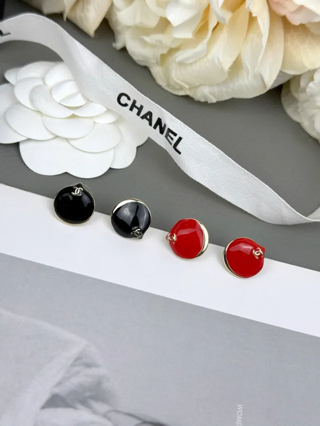 Chanel Boucles d'oreilles circulaires en dôme émaillé rouge noir avec bordure métallique dorée 9