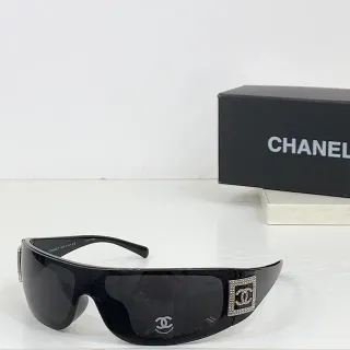 Chanel 盾牌式黑色银色环绕太阳镜