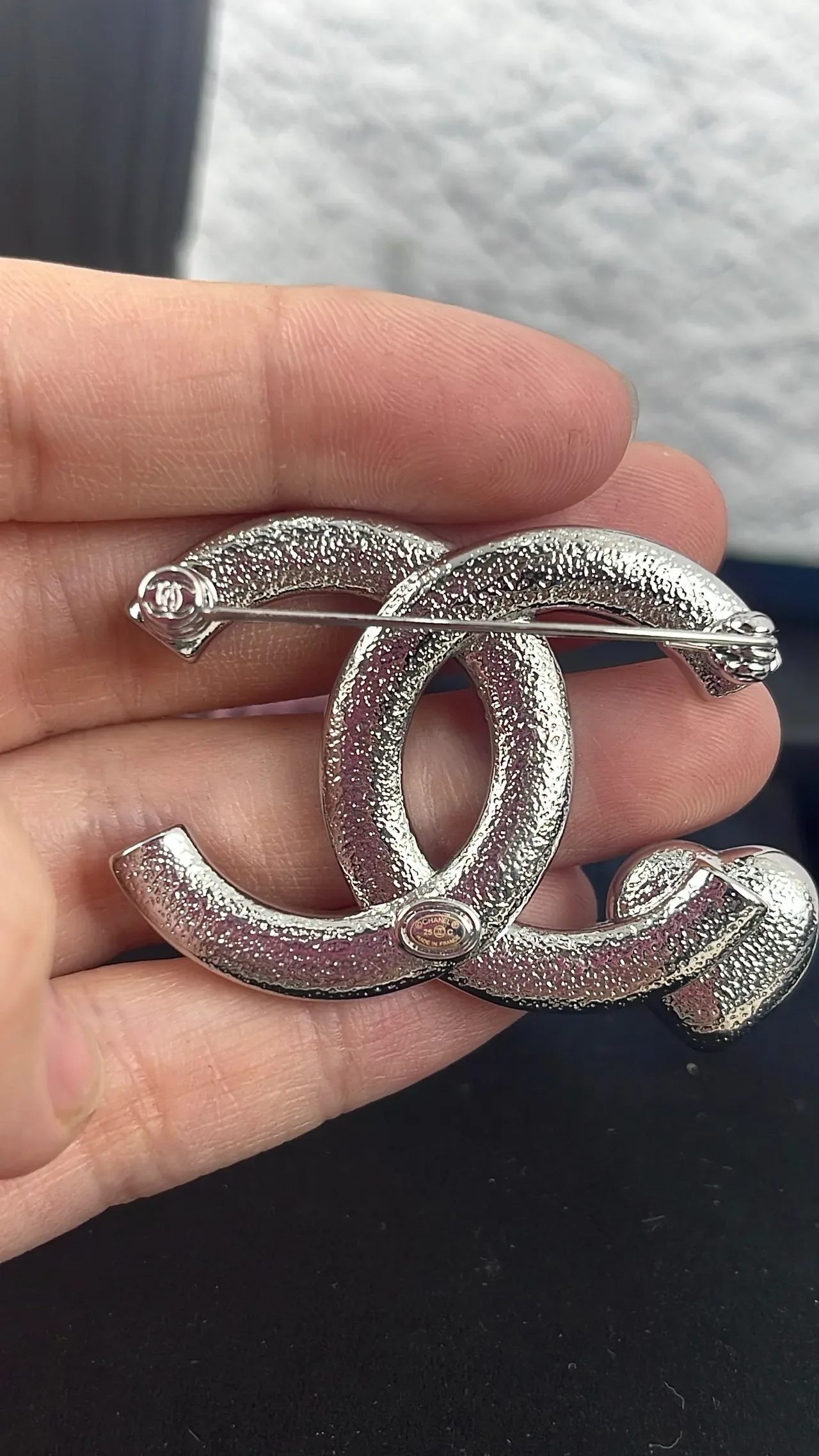 Broche Chanel Plata Azul Logo CC Interlazado Cristal Encestado 2