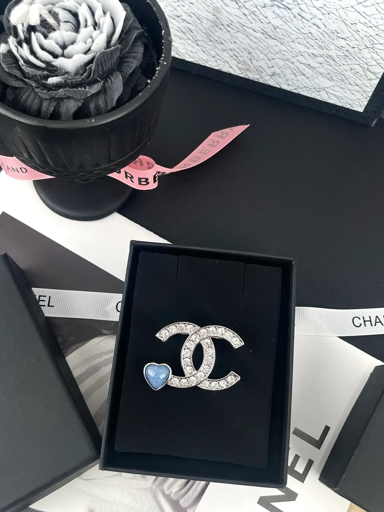 Broche Chanel Plata Azul Logo CC Interlazado Cristal Encestado 3