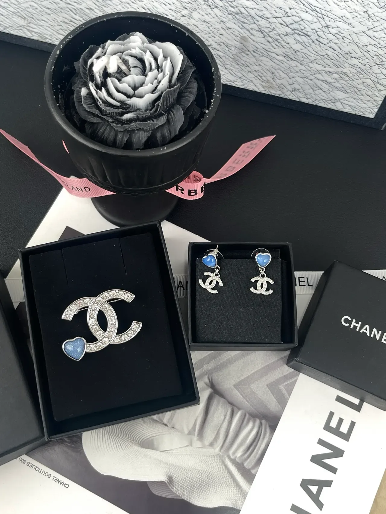 Broche Chanel Plata Azul Logo CC Interlazado Cristal Encestado 4