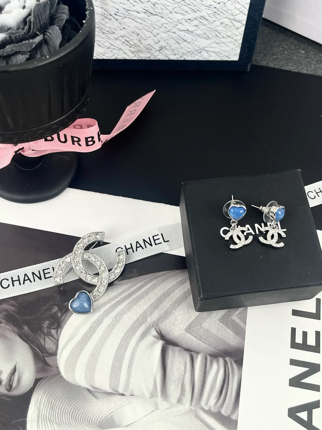 Broche Chanel Plata Azul Logo CC Interlazado Cristal Encestado 5