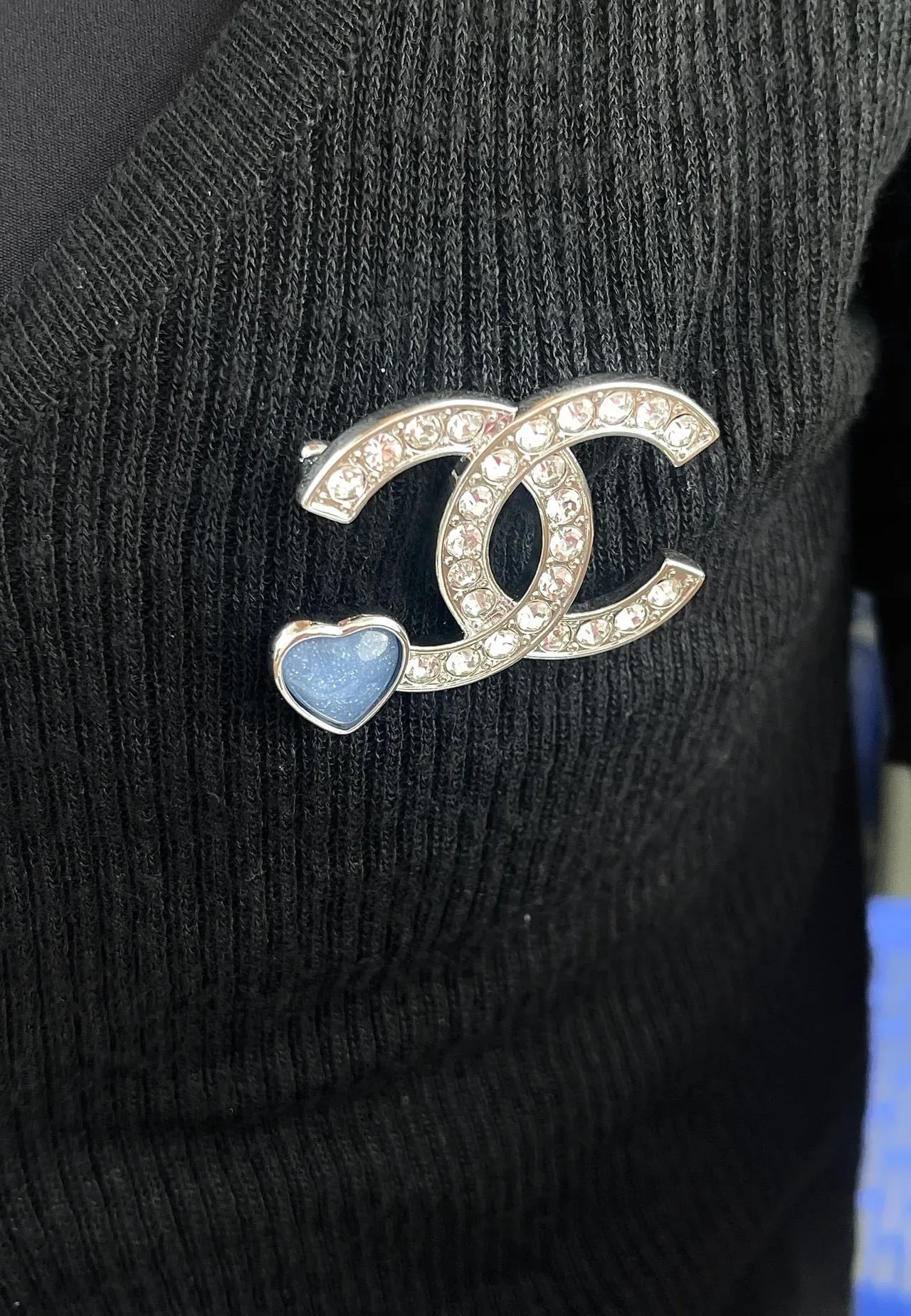 Broche Chanel Plata Azul Logo CC Interlazado Cristal Encestado 6
