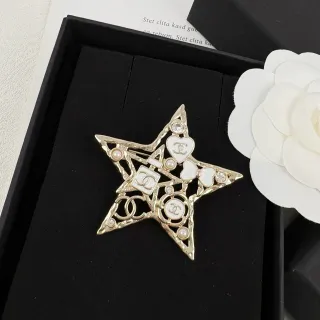 Chanel broche estrella broche de metal blanco dorado