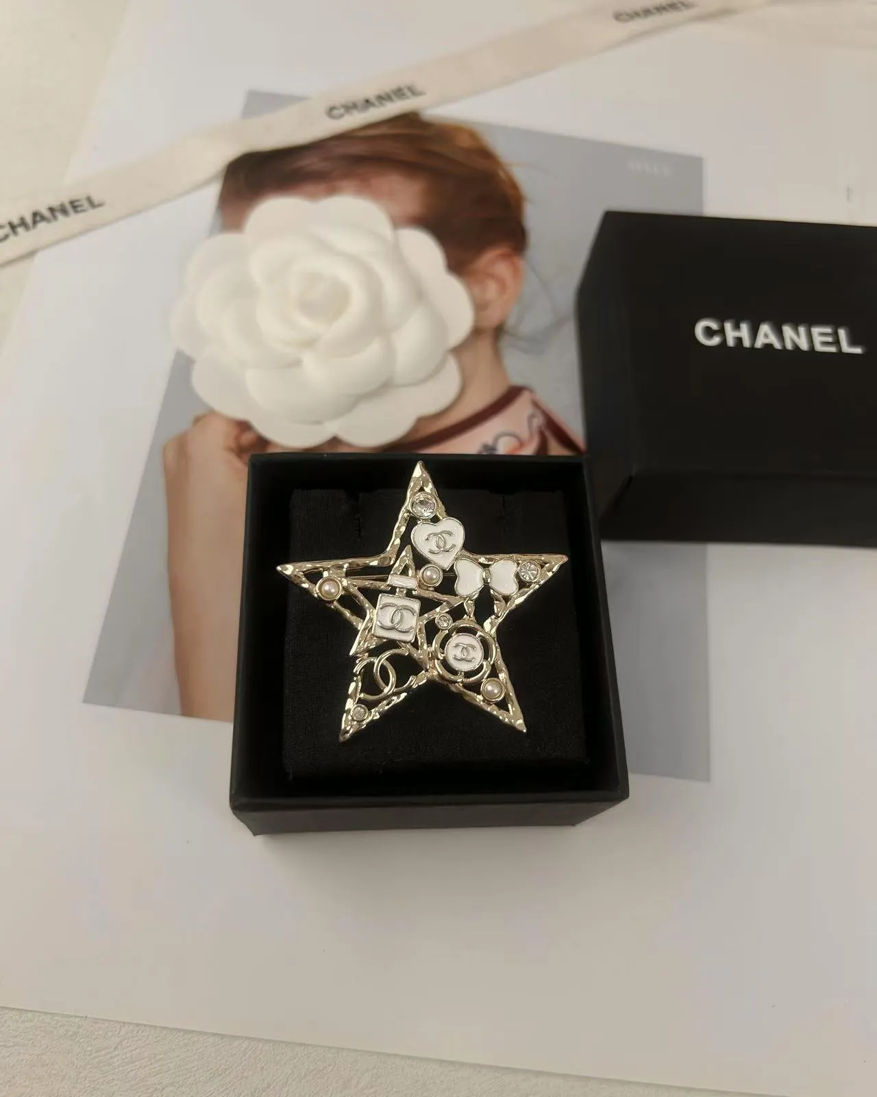 Chanel broche estrela broche de metal branco dourado 2