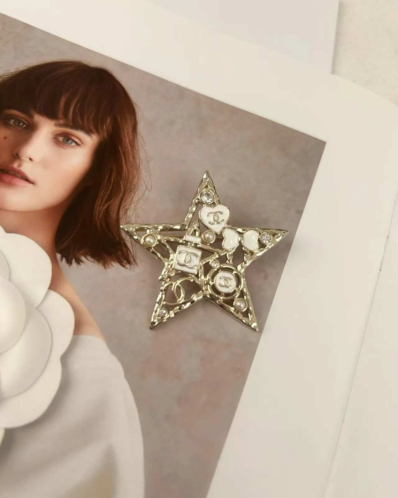 Chanel broche estrela broche de metal branco dourado 4