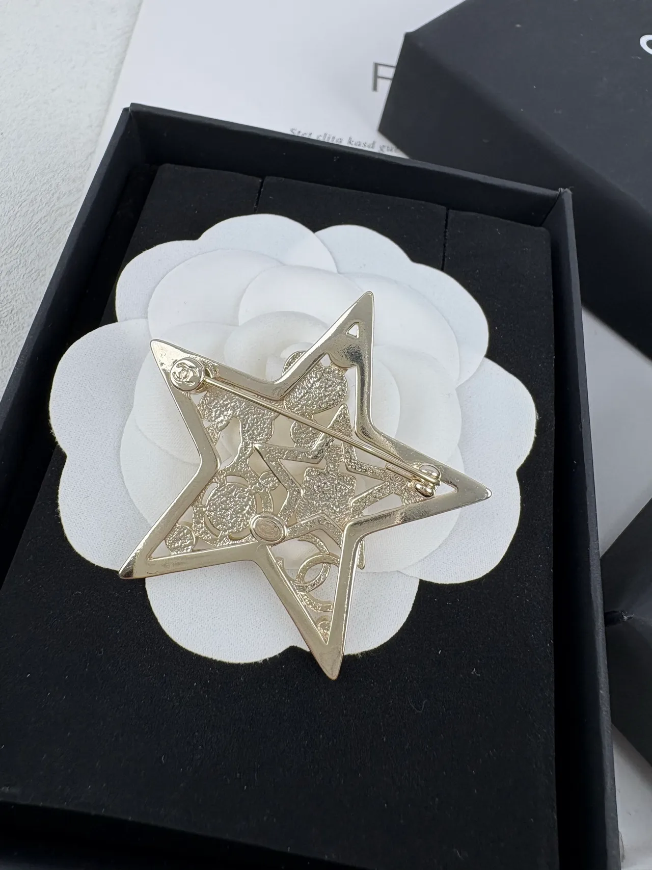Chanel broche estrela broche de metal branco dourado 9