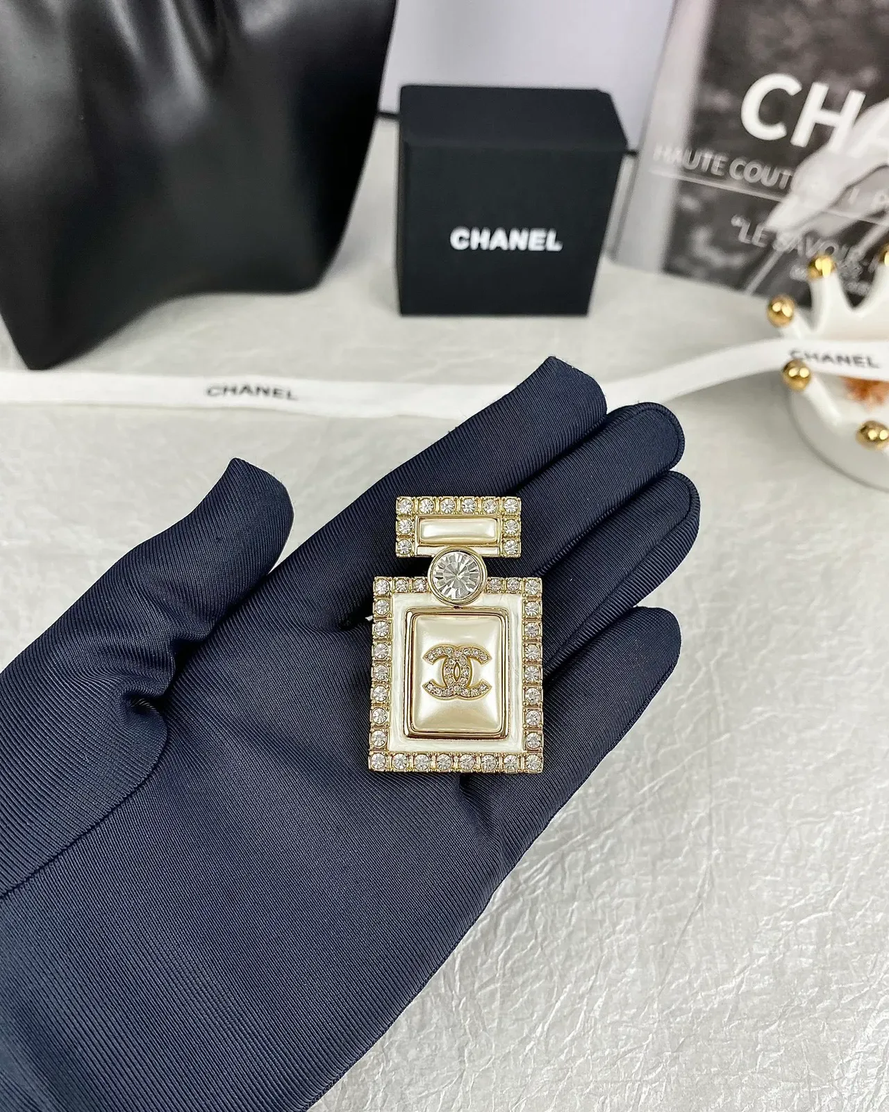 Chanel হোয়াইট গোল্ড পরফিউম-বোতল শেপড ক্রিস্টাল-এনক্রাস্টেড ব্রোচ 2