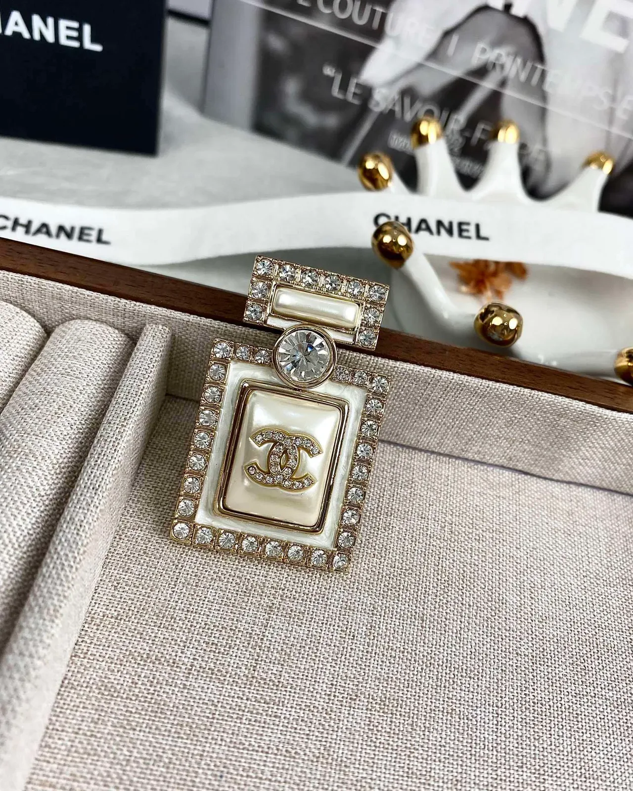 Chanel হোয়াইট গোল্ড পরফিউম-বোতল শেপড ক্রিস্টাল-এনক্রাস্টেড ব্রোচ 3