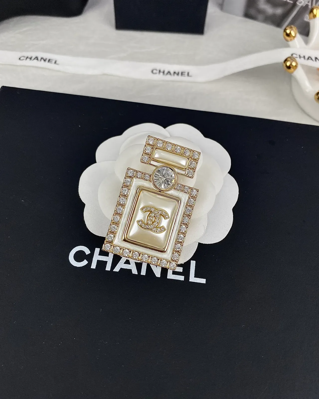 Chanel হোয়াইট গোল্ড পরফিউম-বোতল শেপড ক্রিস্টাল-এনক্রাস্টেড ব্রোচ 8