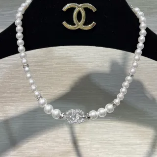 Chanel सफेद चांदी मोती स्ट्रैंड CC Logo Clasp हार