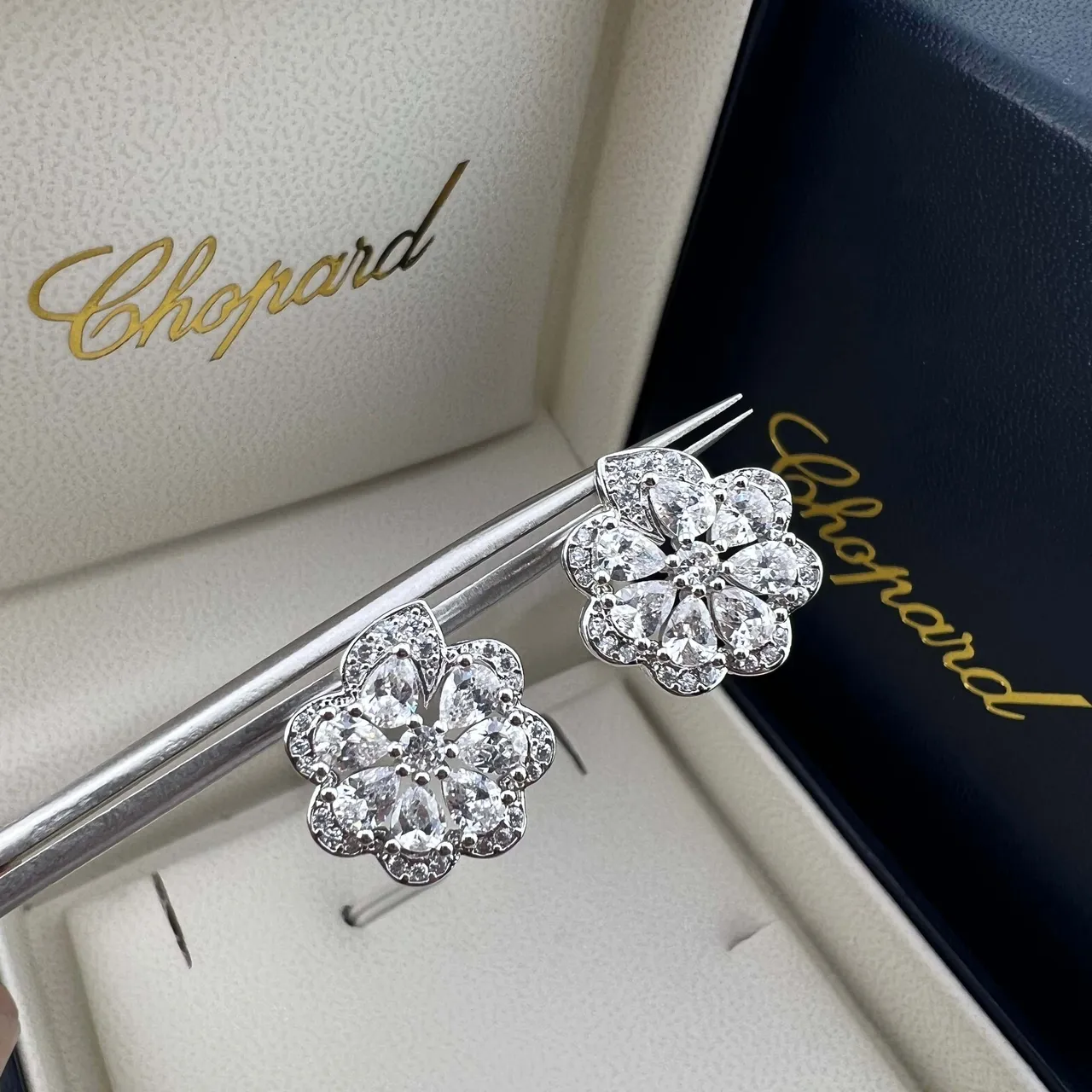 Chopard Boucles d'oreilles en rubis floral et diamant 2
