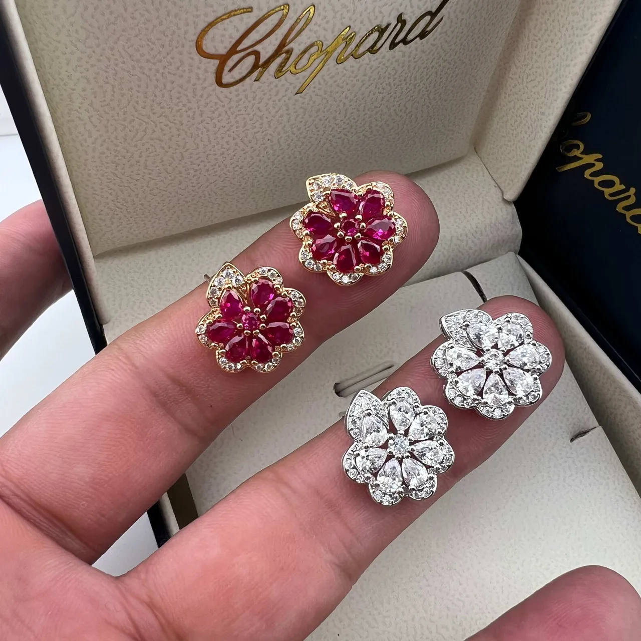 Chopard Boucles d'oreilles en rubis floral et diamant 3