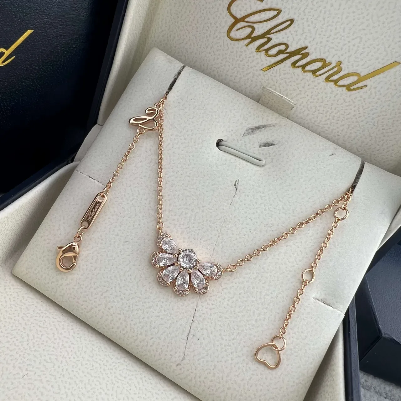 Chopard Gold Silver Floral Daisy Pendant Pear-Shaped And Round-Cut Stones Necklace 3