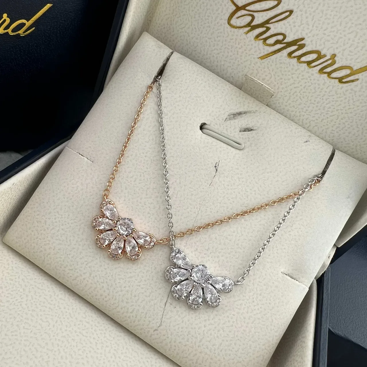 Chopard Gold Silver Floral Daisy Pendant Pear-Shaped And Round-Cut Stones Necklace 4
