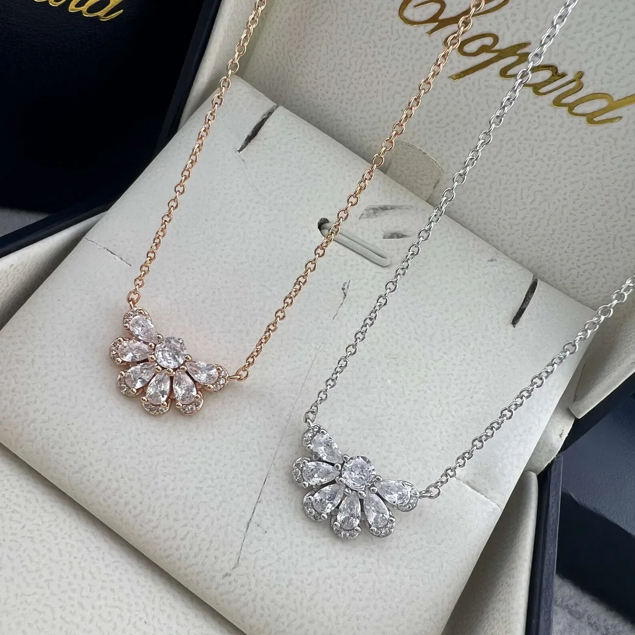 Chopard Gold Silver Floral Daisy Pendant Pear-Shaped And Round-Cut Stones Necklace 5