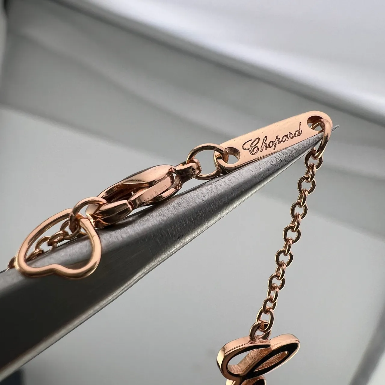 Chopard Collier en Argent et Or avec Pendentif à Cercle Ouvert Entrelacé et Diamants Flottants 3