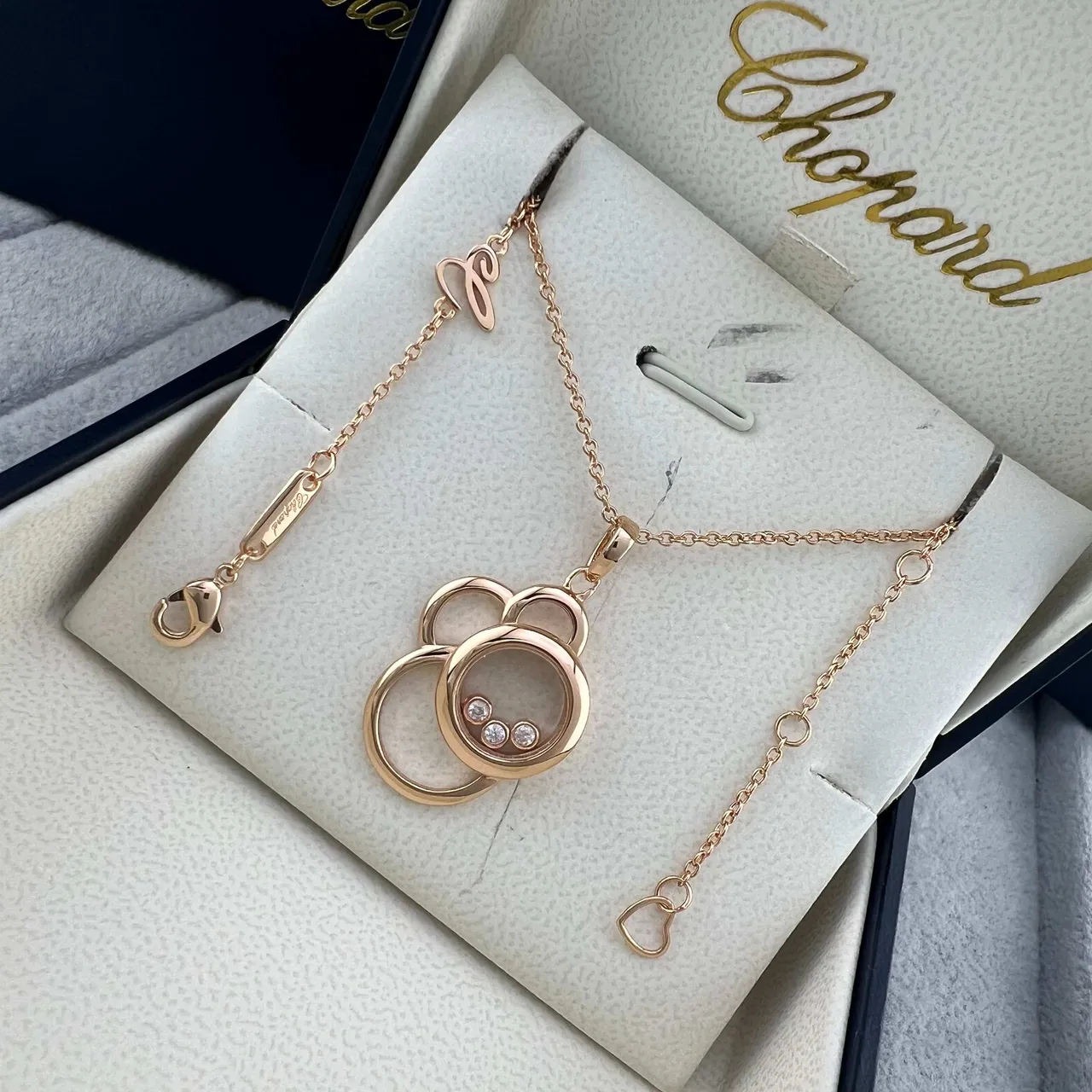 Chopard Collier en Argent et Or avec Pendentif à Cercle Ouvert Entrelacé et Diamants Flottants 5