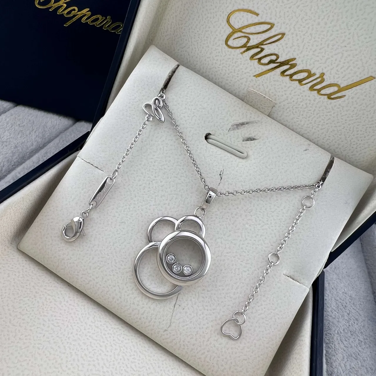 Chopard Collier en Argent et Or avec Pendentif à Cercle Ouvert Entrelacé et Diamants Flottants 6