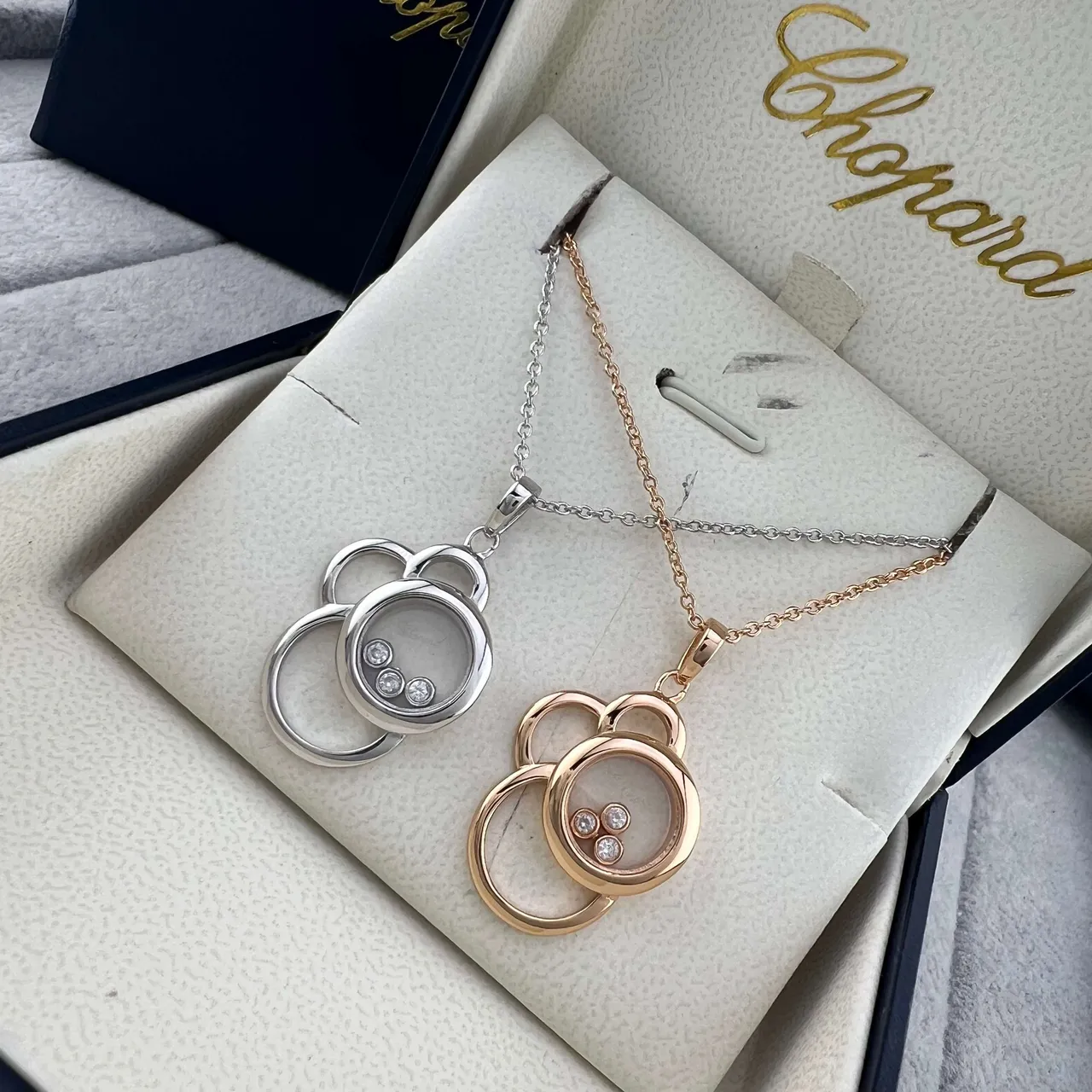 Chopard Collier en Argent et Or avec Pendentif à Cercle Ouvert Entrelacé et Diamants Flottants 7