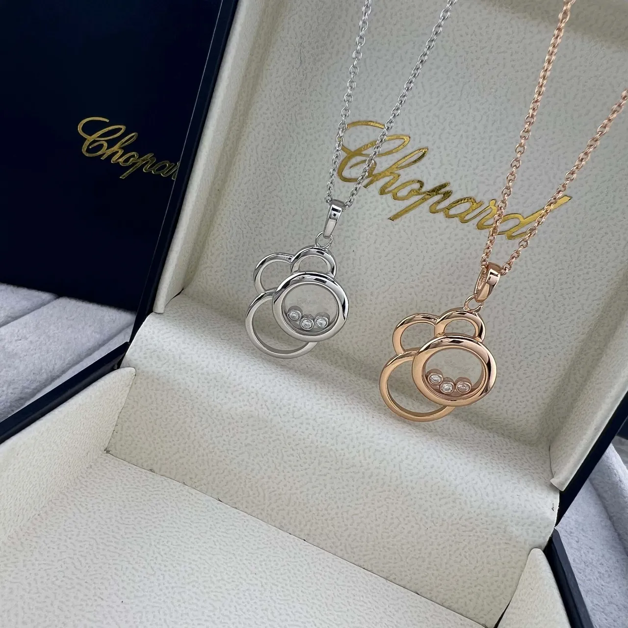 Chopard Collier en Argent et Or avec Pendentif à Cercle Ouvert Entrelacé et Diamants Flottants 8