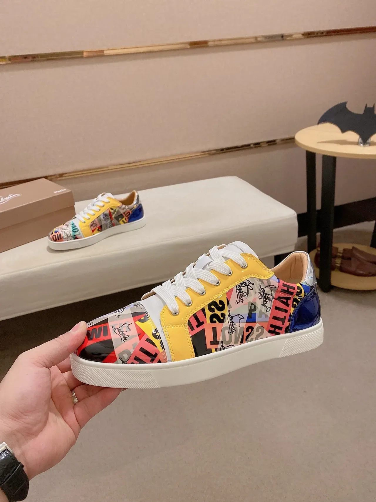 Christian Louboutin Impression collage multicolore baskets lifestyle à bout bas 3